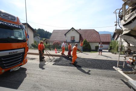 ASFALTIRANJE POSTOJNSKE CESTE NA RAKEKU 08 FOTO LJUBO VUKELIČ